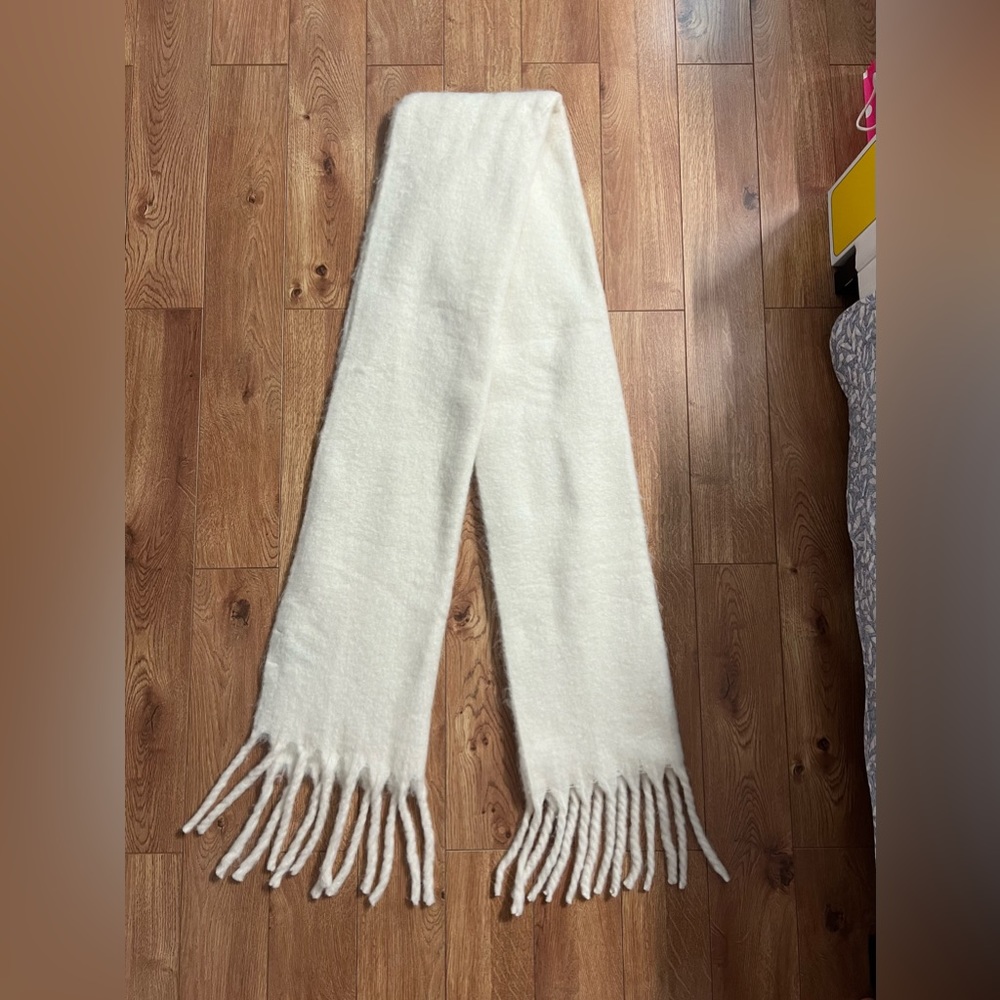 Zara white wool scarf